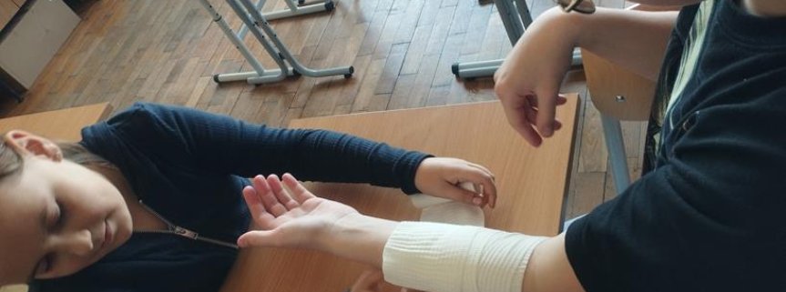 Uczymy się udzielać pierwszej pomocy na lekcjach.