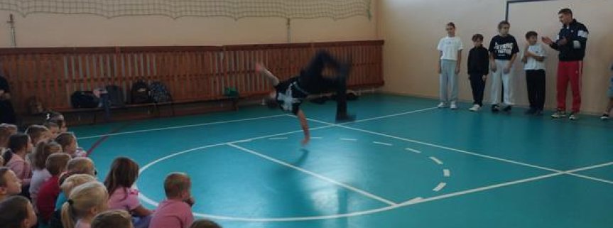 Pokaz breakdance ekipy "Oldskulowe trampki".