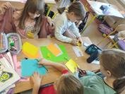 Klasa 2 powtarzała poznane słownictwo z działu "My school" .