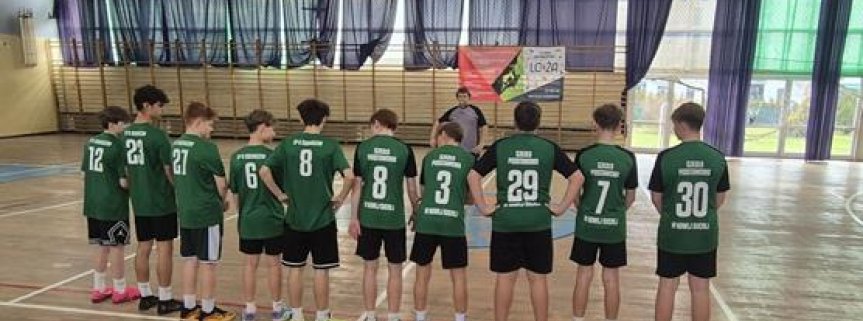 Udział w zawodach powiatowych w piłce koszykowej. 