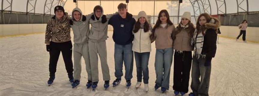 Ferie zimowe na lodowisku klasy 8.