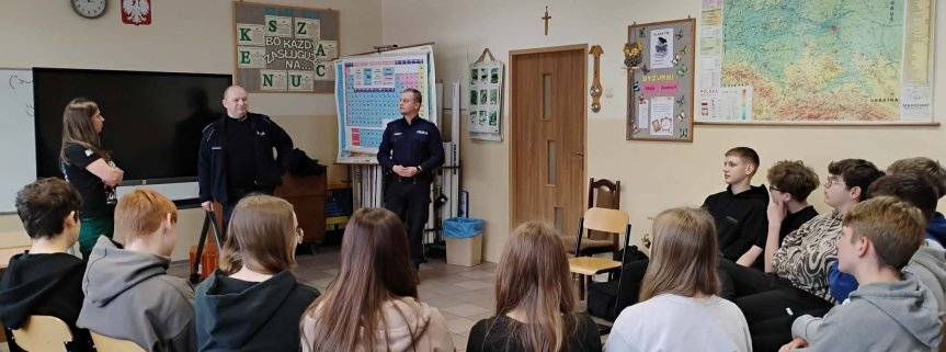 W klasie VIII odbyło się spotkanie z policjantami.
