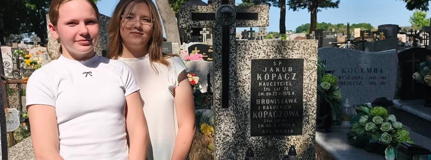 Wiązanka na grób patrona szkoły.